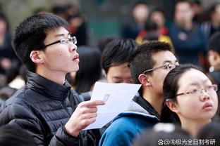 39 tuổi muốn thắng! Người hâm mộ Trung Quốc chụp được ảnh C - rô cổ động người hâm mộ+cùng đồng đội ăn mừng ghi bàn